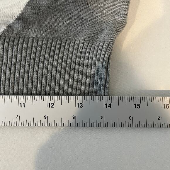 Old Navy Argyle V Neck Sweater Women's M Gray Cream White Pullover - Picture 7 of 8